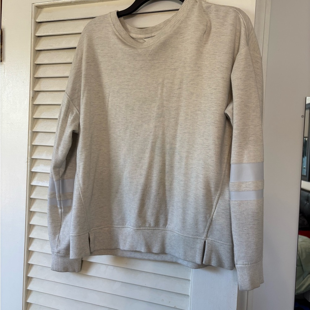 Vineyard Vines Women's Crewneck Sweatshirt in Light Gray with Sleeve Stripes